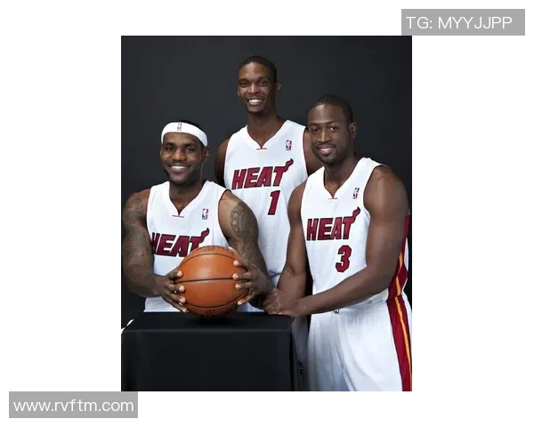 足球明星与詹姆斯同框合影展现运动魅力与友谊瞬间的精彩时刻