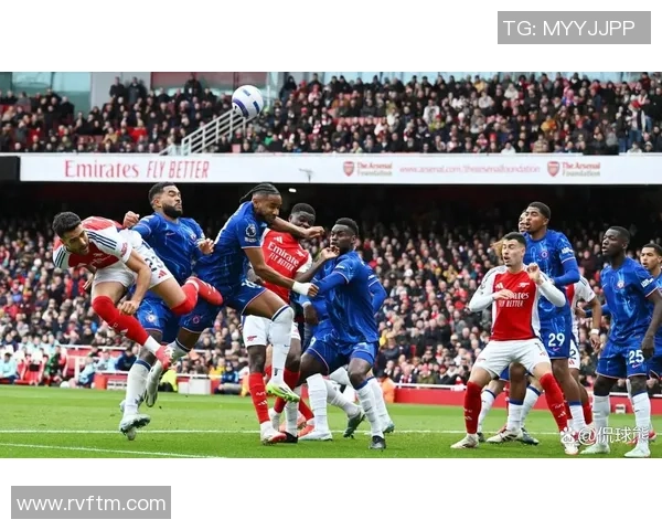 足球明星遭遇球迷扔物事件视频引发热议背后真相揭秘